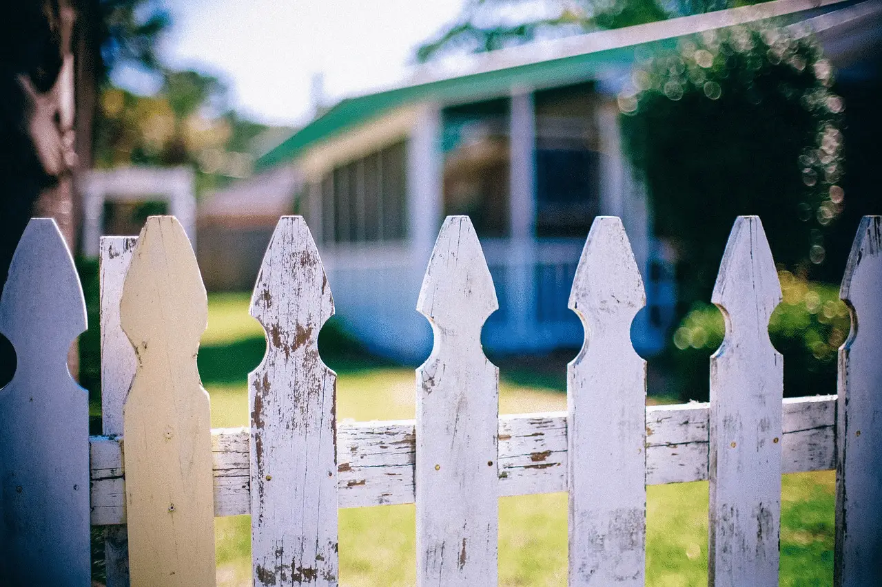 Peace on the Picket Fence: 5 Things That Might Annoy Your Neighbors