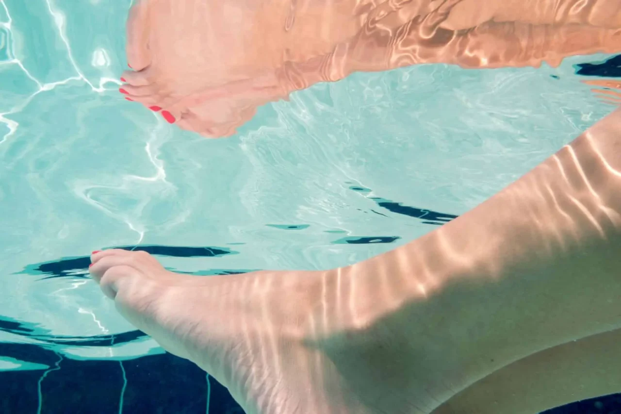 Can you swim with dip powder nails?