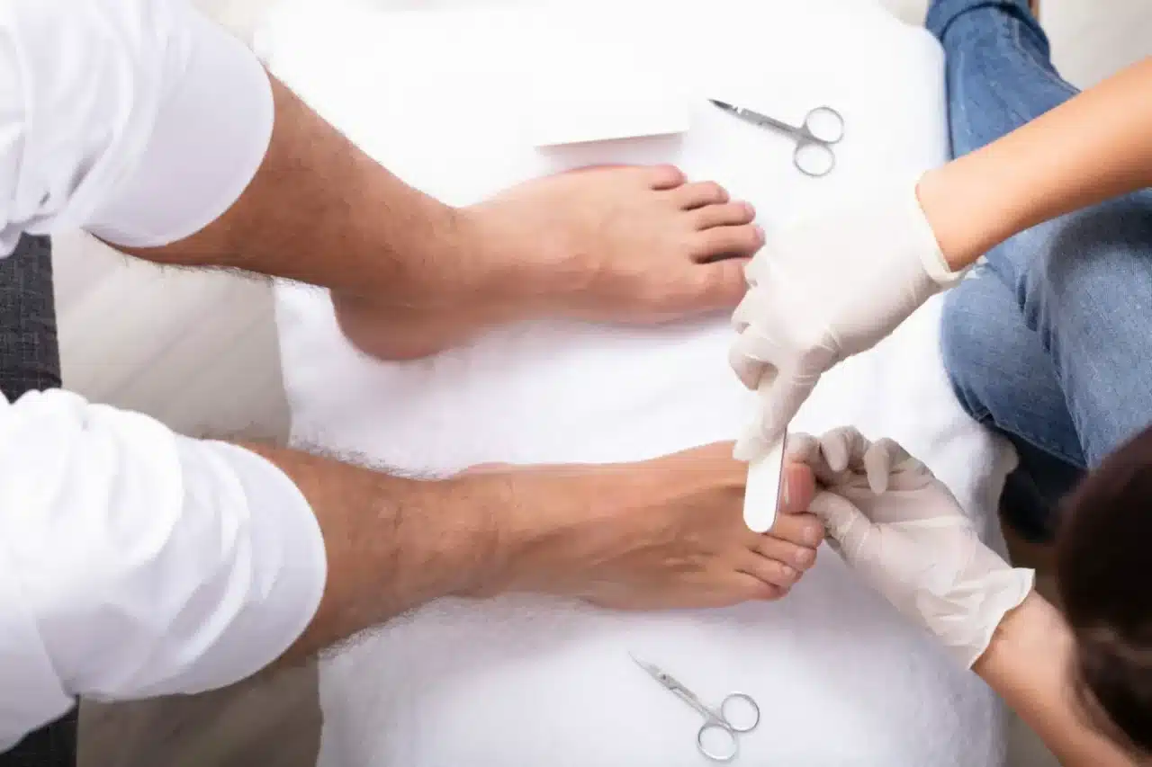 Can nail salons fix broken toenails?
