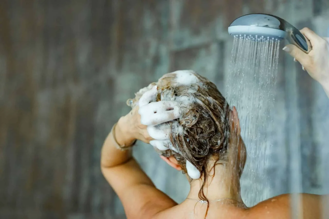 How to wash your hair with fake nails