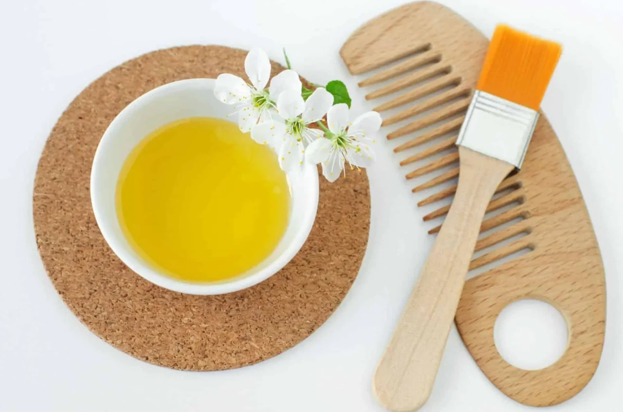 Is olive oil or castor oil better for eyelashes?